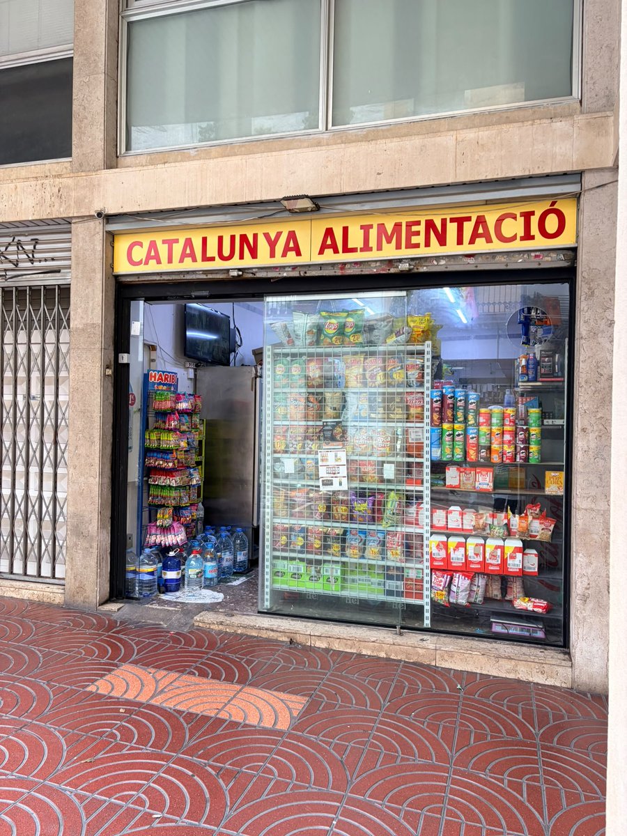 santiagoespot's tweet photo. La màfia pakistanesa de Barcelona vol enrredar als barcelonins amb rètols com aquest.

Au! Per molt "Catalunya" que poseu al rètol, sabem que sou una màquina de blanqueig de diner i de tràfic de persones "vostres", cretins.

Això només s'ho creu la vostra minyona Jaume Collboni
#Barcelona27 
https://t.co/XoFM0GTW3L