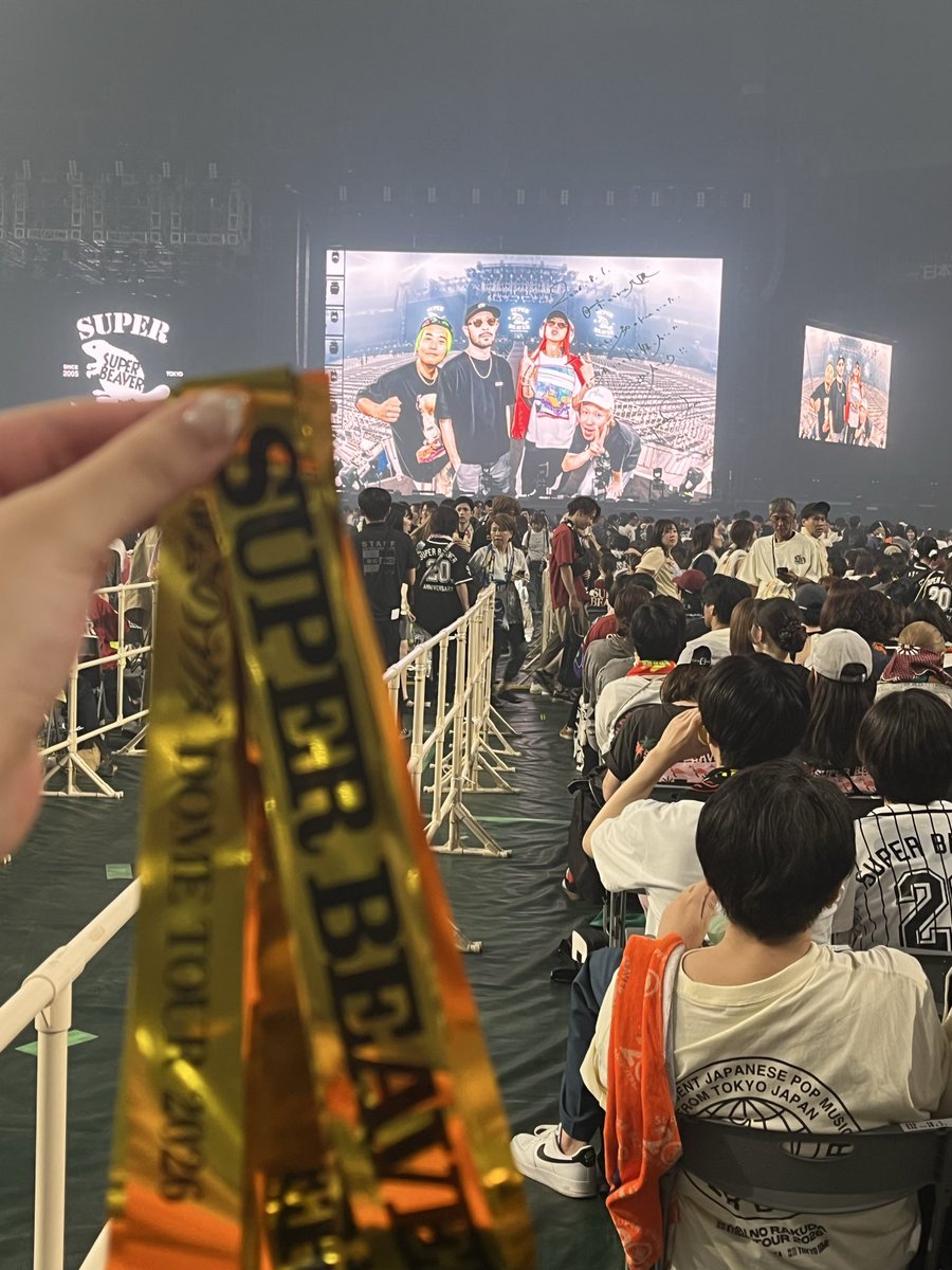 beaver_luv_'s tweet photo. 京セラday1✨

人生初のドームにSUPER BEAVERが連れて来てくれて大感謝です( ; ; )

ぶ「我々にとって初のドームにあなたを連れてこられてよかったです」

イヤモニで会場の声を拾う工夫や、片方外して生で堪能している姿を見れて幸せ🍀

ドーム仕様のセトリに終始大興奮で全身全霊で音楽できて幸💞！ https://t.co/a1mslUwpYL