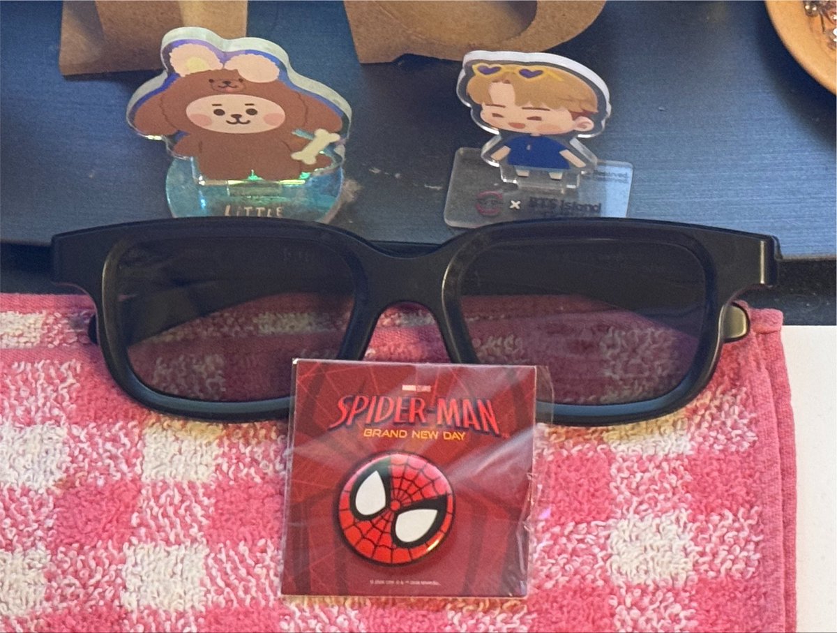 yukari32's tweet photo. 🎬スパイダーマン🕷️

今日使った3Dメガネ🕶️
スパイダーマンの日でバッチ貰った

昔は赤と青のセロファンがはられた眼鏡が3Dメガネだったけど、今のは薄く色づいたサングラスにしか見えませんねぇ（笑）

色々言いたいけどまだコレから見る人いるでしょうからニヤニヤ😁我慢w

#スパイダーマン https://t.co/G8JZzdI1fH