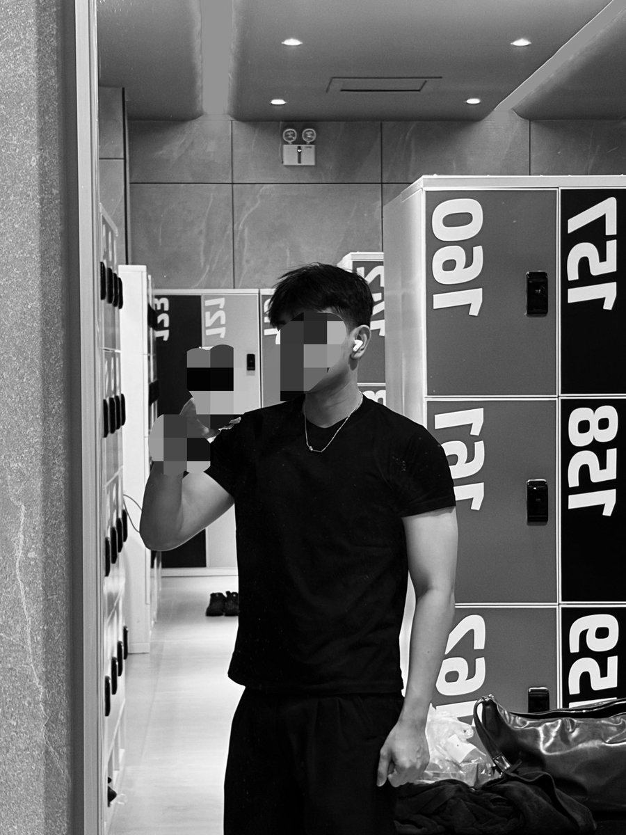 maxymumz's tweet photo. Dressed or undressed? https://t.co/RNeM7dhiaz