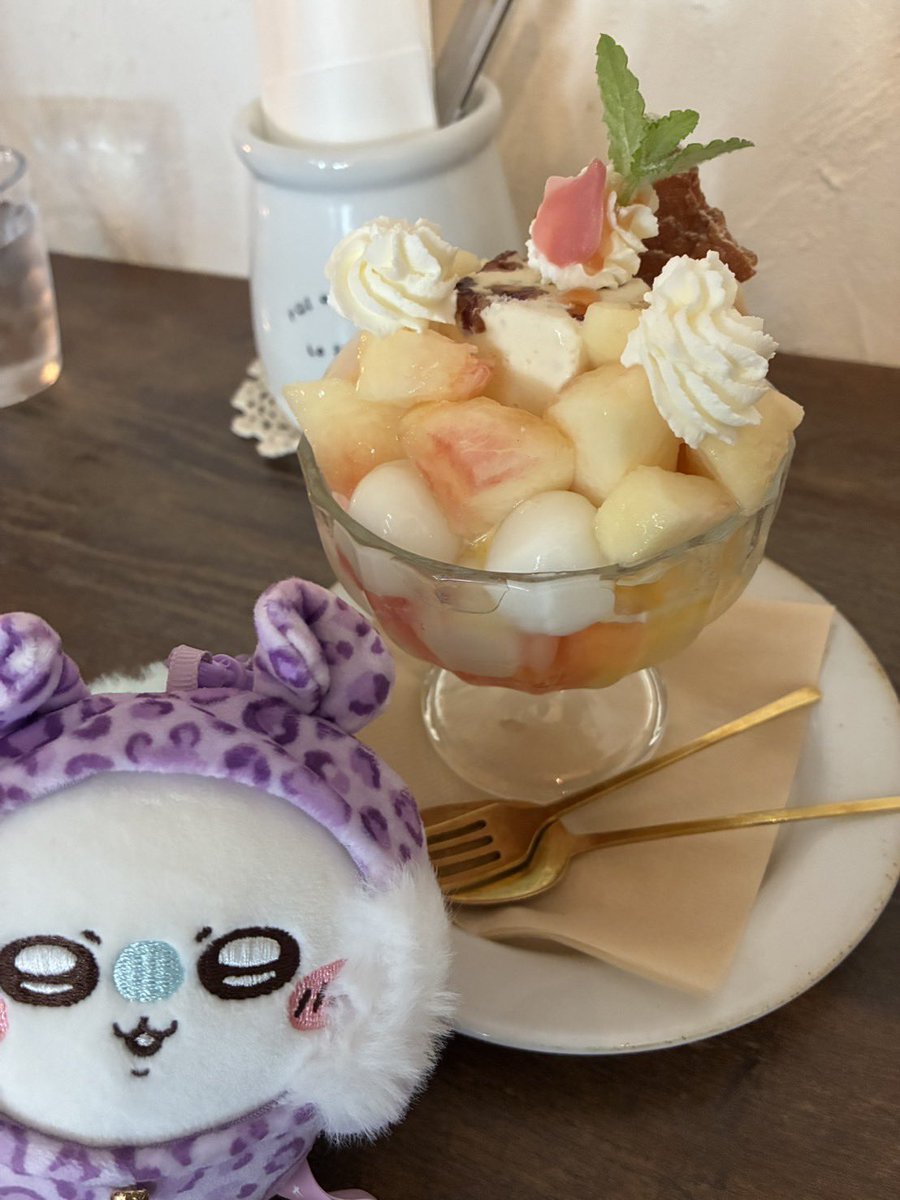 Si3S7's tweet photo. ちなみにこっちは旦那がたべた桃のパフェとモモぴ🍑🍨 https://t.co/7qlNBgQfEv