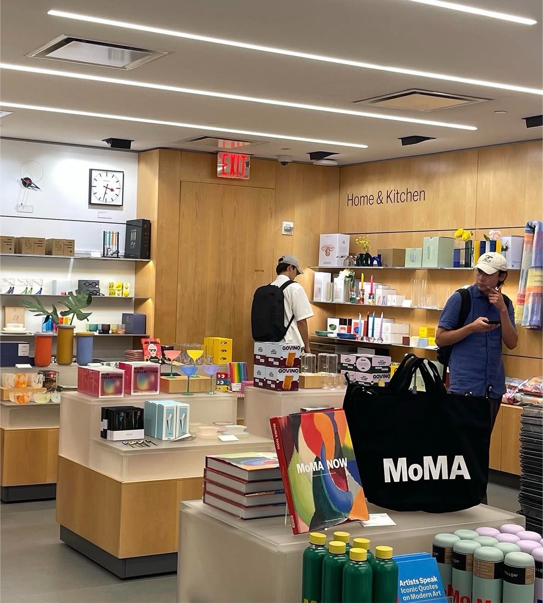 heowithsky13's tweet photo. a blogger spotted #leedohyun roaming alone in MoMa, new york 😭 op said although this was posted yesterday, felt like the encounter happened around july. 

anyway, op said to dohyun that he looked more handsome in person and he smiled brightly 🥹😭 he looked so tanned here https://t.co/jTkkCIWg6T