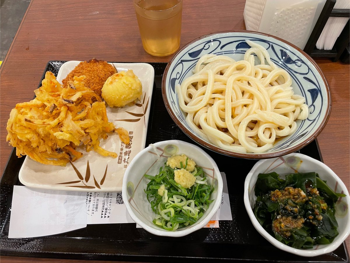wes240401's tweet photo. 間に合いましたっ

冷やしぶっかけうどん 大

コロッケ取った後に目の前で野菜かき揚げ出来上がったから、つい取ったよね……。

・野菜かき揚げ
・半熟卵天
・コロッケ

閉店時間でこんな並ぶとは思わなかったよ…⎝｡⌓°⎞ https://t.co/Peu9oEwLQN