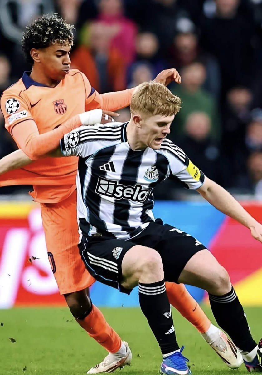 TheUnitedbuzzz's tweet photo. 🚨🗣️: {@SullyTalkz}

Manchester United have talks planned with #NUFC to explore the possibilities of a deal for Lewis Hall. Contact already took place with his Camp, the 21year old admired at all levels of the club. {#MUFC} https://t.co/9YDxWQWClF
