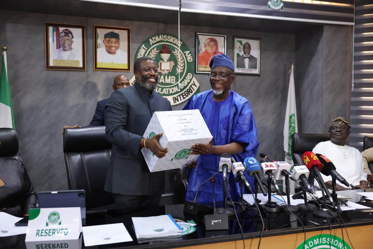 gsbabatunde's tweet photo. Professor Oloyede ends his tenure yesterday, hands over to the new JAMB Registrar, Prof. Segun Aina.

He will be remembered for good. Congratulations.🥳✍🏽

#EducationMatters #viralpost https://t.co/I8NZTaSCuK