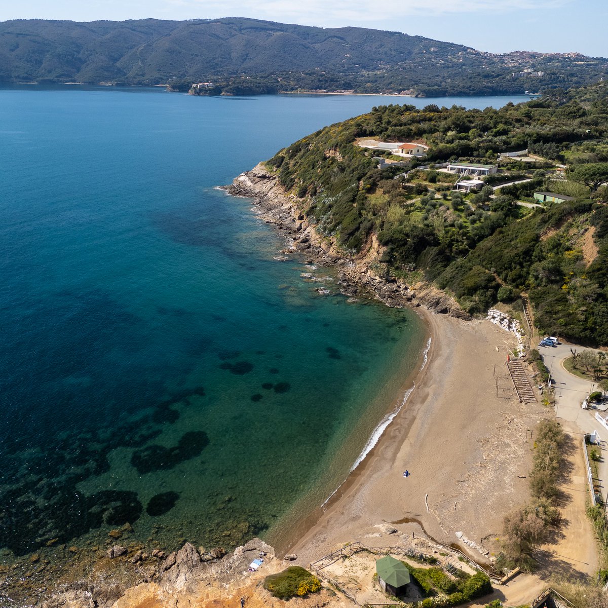 VisitElbaIT's tweet photo. La Spiaggia di Reale a Porto Azzurro: questa baia unisce il fascino della sua sabbia mineralogica alle sfumature intense di un mare limpido, protetto dai promontori ricoperti di vegetazione.
📸 Photo by Daniele Fiaschi
#visitelba #isoladelba #portoazzurro #spiaggiadireale https://t.co/fVSyKyThrI