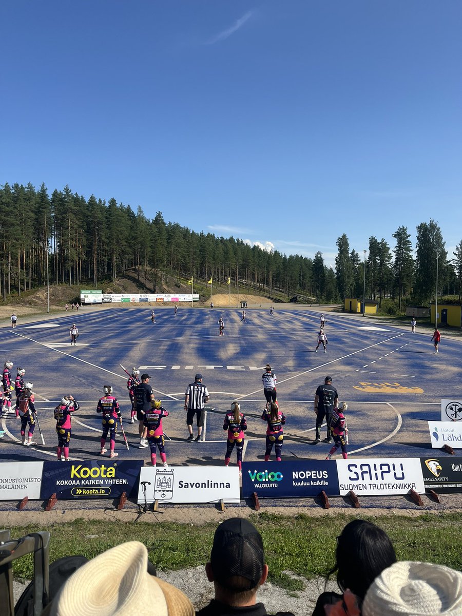 kvsaarela's tweet photo. Punkaharjulla pelataan naisten ykköspesiksen peli Lappeenrannan Pesä Ysit vastaan Viinijärven urheilijat. Hellekeli ja hieno tunnelma. #pesis #Punkaharju #Savonlinna #Lappeenranta https://t.co/nU7vNFE3dY