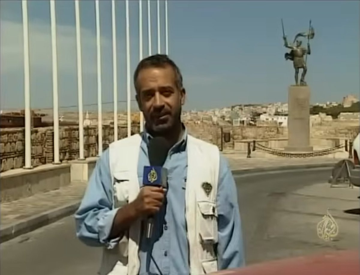 Assaadtaha's tweet photo. سبتة ومليلية
مدينتان مغربيتان... ما زالتا تحت الاحتلال حتى اليوم.

منها .. عبر الإسلام يومًا إلى أوروبا.
ومنها انطلقت جيـ..ـوش المسلمين لإغاثة ملوك الطوائف.
ومن شواطئها انطلق طارق بن زياد لفتح الأندلس عام 92 للهجرة.
...............
عند دخول سبتة، ستلاحظ وجهين مختلفين للمدينة.
الأحياء الإسبانية تبدو امتدادًا طبيعيًا لأوروبا.
لكن هناك وجهًا آخر.. أحياء يسكنها المغاربة المسلمون، ما زالت تحافظ على لغتها وثقافتها وعاداتها، رغم مرور قرون على الاحتلال.
داخل هذه الأحياء، يحرص السكان على تعليم أبنائهم اللغة العربية والقرآن الكريم.

كما تتمسك الأسر بعاداتها وتقاليدها، في محاولة للحفاظ على هويتها الثقافية والدينية، رغم اختلاف الواقع السياسي الذي تعيشه المدينة.

يشكو كثير من السكان المغاربة من التهميش في فرص العمل، والسكن، والتعليم، والخدمات.

كما ترتفع معدلات البطالة داخل الأحياء ذات الأغلبية المغربية مقارنة ببقية المدينة، وهو ما دفع بعضهم إلى تأسيس أحزاب سياسية للمطالبة بالمساواة وتحسين أوضاعهم.