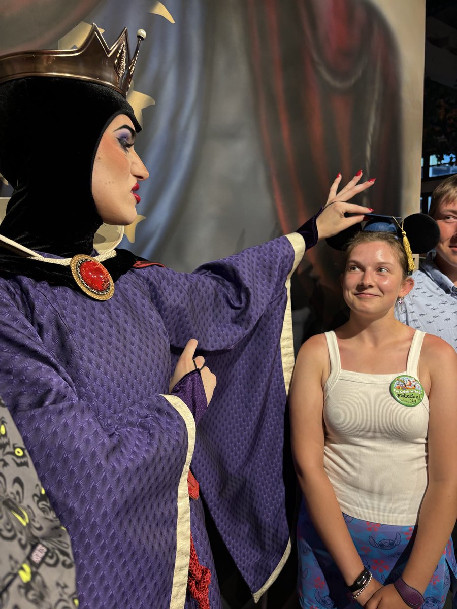 Bennangw1's tweet photo. @ThemeParkScout Now they need to do something about dudes in Queen costumes. This absolutely pi$$ed me off. https://t.co/bwgkB6eVtK