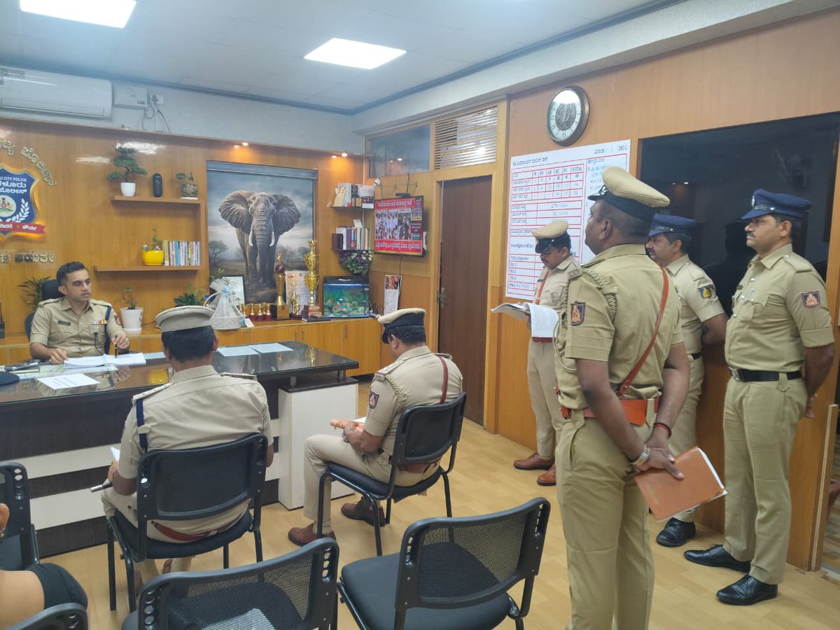 DCPWestBCP's tweet photo. #ಗೋವಿಂದರಾಜನಗರ ಪೊಲೀಸ್ ಠಾಣೆಯ ವಾರ್ಷಿಕ ಪರಿವೀಕ್ಷಣೆ ನಡೆಸಿ, ಠಾಣೆಯ ಆಡಳಿತ, ದಾಖಲೆಗಳ ನಿರ್ವಹಣೆ, ಅಪರಾಧ ತನಿಖೆಗಳ ಪ್ರಗತಿ, ಕಾನೂನು &amp; ಸುವ್ಯವಸ್ಥೆ ನಿರ್ವಹಣೆ, ಸಾರ್ವಜನಿಕ ಸೇವೆಗಳ ಗುಣಮಟ್ಟವನ್ನು ಸಮಗ್ರವಾಗಿ ಪರಿಶೀಲಿಸಲಾಯಿತು @BlrCityPolice.

ಪರಿಣಾಮಕಾರಿ ಪೊಲೀಸ್ ಸೇವೆ ಒದಗಿಸುವಂತೆ ಅಧಿಕಾರಿಗಳಿಗೆ ಸೂಚನೆಗಳನ್ನು ನೀಡಲಾಯಿತು. https://t.co/pqHh1ZUVYD