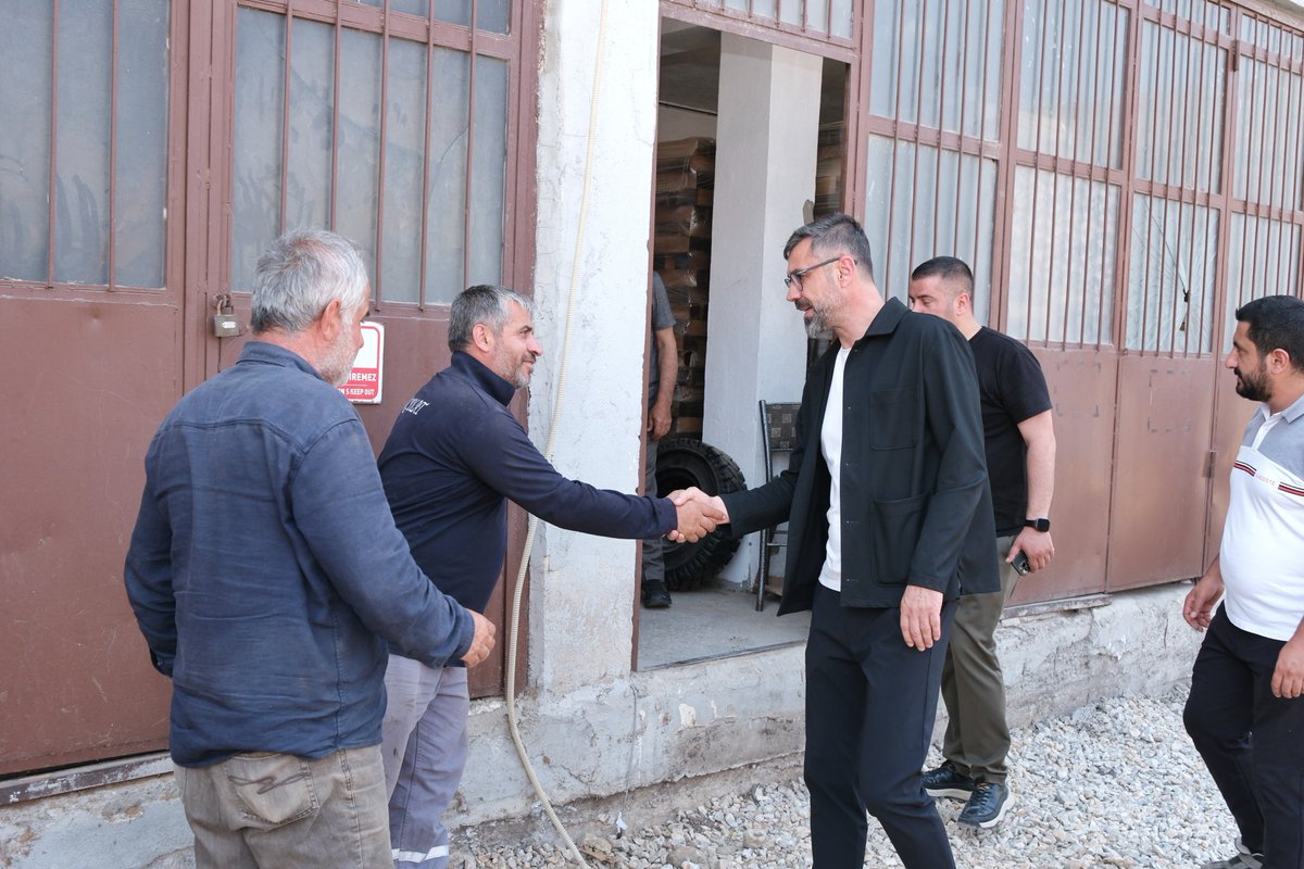 Ntanglay's tweet photo. Bitlis Sanayi esnafımızı ziyaret ederek, sanayi sitemizde devam eden sıcak asfalt çalışmalarını yerinde inceledik.

Esnafımızın daha güvenli ve konforlu bir ortamda hizmet verebilmesi için çalışmalarımızı aralıksız sürdürüyoruz. 

Şehrimizin ihtiyaçlarına yönelik hizmet üretmeye ve Bitlis’imizi daha güzel bir kent haline getirmeye devam edeceğiz.