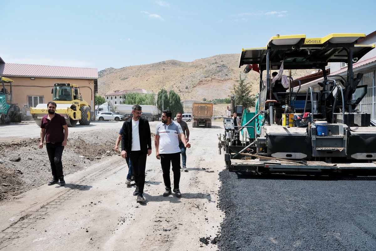 Ntanglay's tweet photo. Bitlis Sanayi esnafımızı ziyaret ederek, sanayi sitemizde devam eden sıcak asfalt çalışmalarını yerinde inceledik.

Esnafımızın daha güvenli ve konforlu bir ortamda hizmet verebilmesi için çalışmalarımızı aralıksız sürdürüyoruz. 

Şehrimizin ihtiyaçlarına yönelik hizmet üretmeye ve Bitlis’imizi daha güzel bir kent haline getirmeye devam edeceğiz.