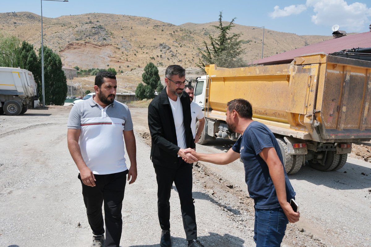 Ntanglay's tweet photo. Bitlis Sanayi esnafımızı ziyaret ederek, sanayi sitemizde devam eden sıcak asfalt çalışmalarını yerinde inceledik.

Esnafımızın daha güvenli ve konforlu bir ortamda hizmet verebilmesi için çalışmalarımızı aralıksız sürdürüyoruz. 

Şehrimizin ihtiyaçlarına yönelik hizmet üretmeye ve Bitlis’imizi daha güzel bir kent haline getirmeye devam edeceğiz.