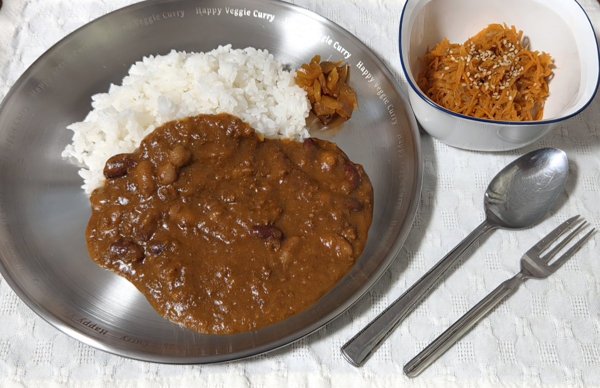 m1771y's tweet photo. 約2年、温め続けた🤭しあわせベジカレー🍛🍃
今夜頂きました😋(福神漬け派😸)
にんじんサラダと一緒に食べたからミドリ💚がな～い😂
しあわせ感じてニヤけながら食べましたよ～🥰
ごちそうさま🙏
また風くん監修の美味しい食べ物がグッズになるといいね︎💕

#藤井風しあわせベジカレー
#Fujiikaze https://t.co/f2f3xBeKnM