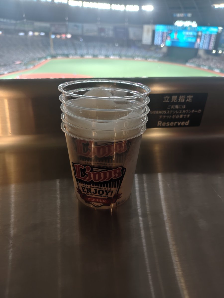 Nitsu11's tweet photo. れおほー
今日の里菜🌻ビール
5杯でした
わざわざ バックネット裏近くまで 
来てくれて ありがとうございました
毎度毎度 里菜様🌻との 会話に
癒されました💖 https://t.co/MaIZR1Jzhy