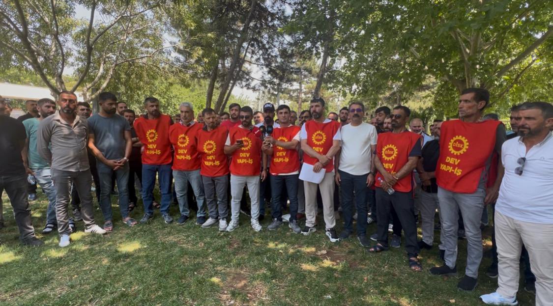 devyapi_is's tweet photo. Amed’de aralarında üyelerimizin de olduğu demirciler günlük yevmiyelerinin artırılması için Sümer Park da açıklama gerçekleştirdi. 

1 Ağustos tan  itibaren 3 bin liranın altında çalışmayacaklarını ilan ettiler.

Demirci inşaat işçilerinin  mücadelesini selamlıyoruz ! https://t.co/7NgAUZDqid