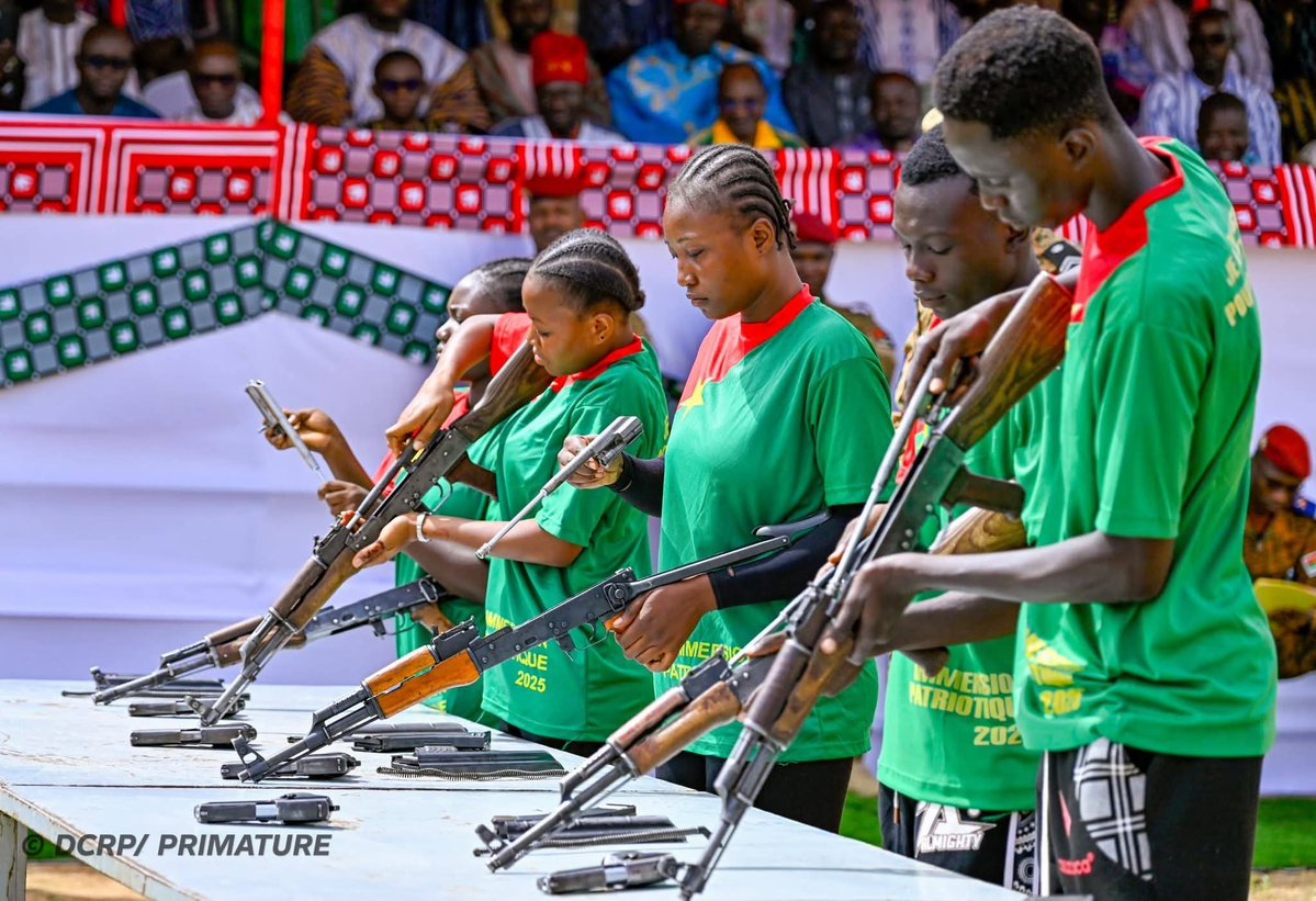 Millishield01's tweet photo. 🇧🇫 Captain Ibrahim Traoré’s Mandatory Patriotic Immersion.

A pioneering program unique in the whole world .

Over 65,000 new high school graduates is a bold masterstroke!

Completing it earns an official certificate required for university admission in Burkina Faso.

5 key advantages:

Builds deep patriotism & national pride .

Instills iron discipline & resilience. 

Strengthens civic duty & responsibility .

Forges unity & solidarity among graduates.

Prepares students as committed builders of a sovereign Burkina .

True leadership in action! #BurkinaFaso