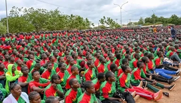 Millishield01's tweet photo. 🇧🇫 Captain Ibrahim Traoré’s Mandatory Patriotic Immersion.

A pioneering program unique in the whole world .

Over 65,000 new high school graduates is a bold masterstroke!

Completing it earns an official certificate required for university admission in Burkina Faso.

5 key advantages:

Builds deep patriotism & national pride .

Instills iron discipline & resilience. 

Strengthens civic duty & responsibility .

Forges unity & solidarity among graduates.

Prepares students as committed builders of a sovereign Burkina .

True leadership in action! #BurkinaFaso