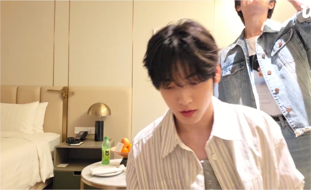 translatingTXT's tweet photo. 🧸 someone’s at the door…ah i don’t want to open it
🧸 you said it was fine, you said you were done saying hi
🐰 i wanted to show them my face, i went on dm and they seemed sad that they couldn’t see me (because of the lag) so i came here
🧸 you can sit there, i’ll push this aside and sit here