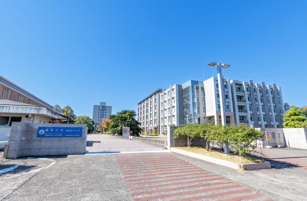 toyotamura_'s tweet photo. トヨタ系には「東海圏の地方国立大→愛知Uターン」という王道ルートがある。
愛知の理系高校生で
名大・名工大には届かない。
そこで進学先として出てくるのが
・静岡大学
・岐阜大学
・三重大学
・信州大学
あたりの地方国立大の工学部。

そして4〜6年後、
トヨタ、デンソー、アイシン、豊田自動織機などを受けて愛知へ戻ってくる。

実際、静岡大学工学部は就職希望者の就職率がほぼ100％で、トヨタ・デンソー・アイシン・豊田自動織機などへの就職実績もある。三重大工学部も同様にトヨタ系への就職実績がある。
大学進学で一度愛知を出て、就職でトヨタ村に帰ってくる。
東海圏の理系では、かなり強いルートだと思う。