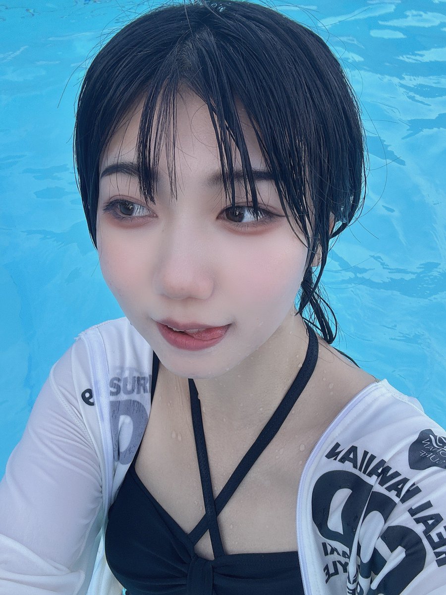 8月のチェキは【夏】 今年もプールで爆泳ぎしてくる~🏊‍♀️ 水着は