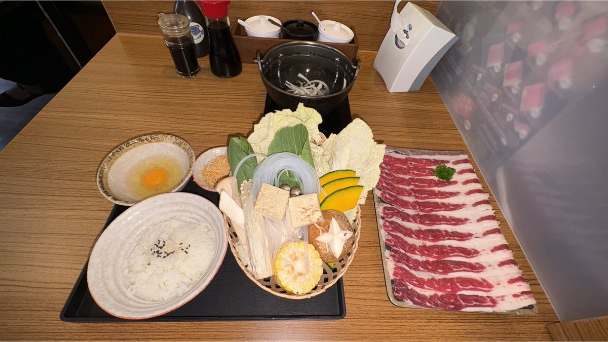 helloddny's tweet photo. จะเครซี่เป็นชาบูอร่อยมากๆๆๆๆ ไปมา 2 วันติดเลย เนื้อดีแล้วราคาน่ารักกินเป็นเซท 3 แบงค์แดงมีทอน ❣️ https://t.co/NhWtd0mBGQ