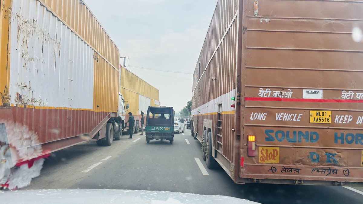 SatishMalra's tweet photo. @gurgaonpolice @TrafficGGM @cmohry @TrafficGGM @DC_Gurugram @MCM @roadsafetymedia द्वारका एक्सप्रेसवे से मानेसर को जाने वाली सड़क पर दोनों तरफ अवध ट्रक खड़े रहते हैं, जिससे एक्सीडेंट का खतरा तथा सुबह-शाम जाम लगता है। मानेसर पुलिस से निवेदन है। इस पर कार्रवाई करें। दुसरी बार सुचित कर रहा हूँ । https://t.co/x8mxcpQVKx