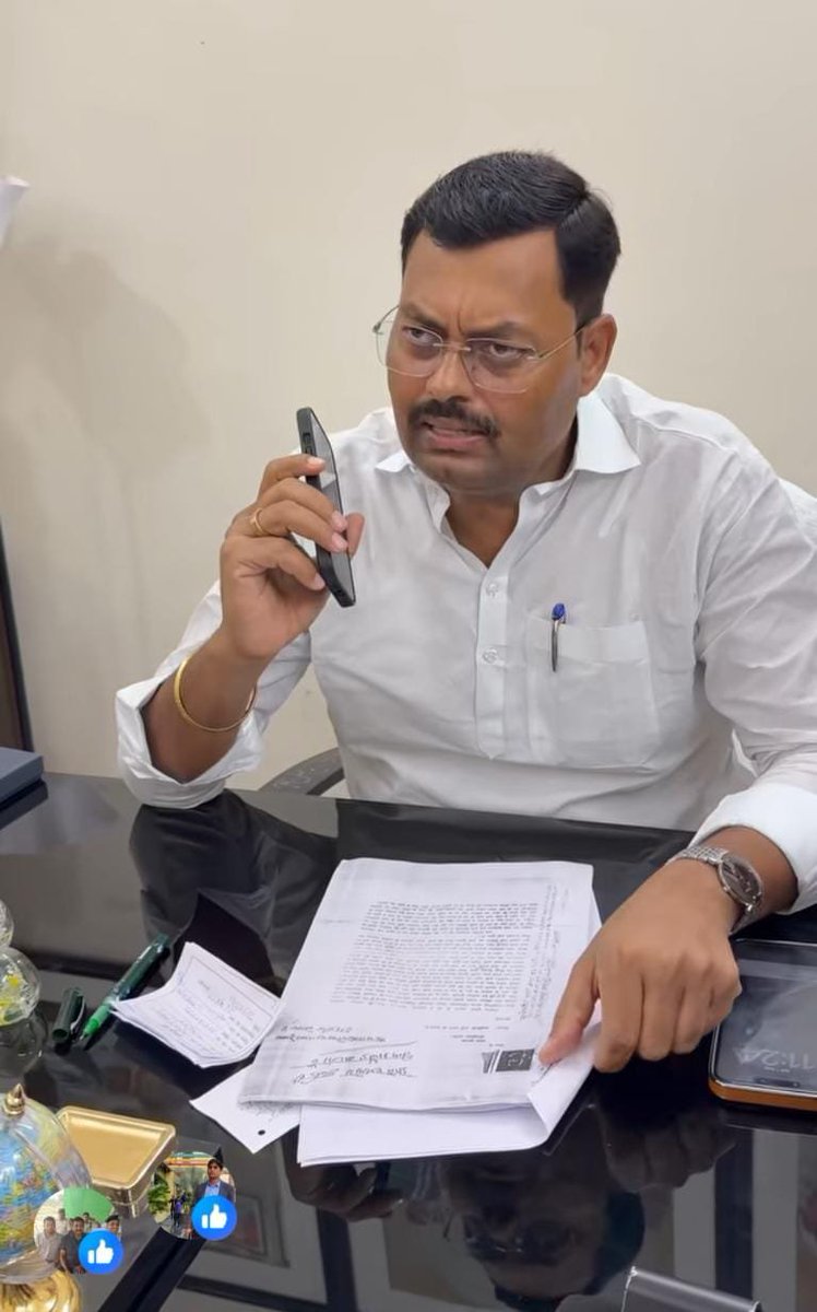 souravreporter2's tweet photo. सोचिए बिहार में भ्रष्टाचार कितना बढ़ चुका है जो मंत्री के सामने ही सरकारी कर्मचारी पैसा मांग रहा है!

बिहार सरकार के अनुसूचित जाति एवं जनजाति कल्याण मंत्री लखेंद्र पासवान के जन सुनवाई कार्यक्रम का मामला है,सीतामढ़ी के एक व्यक्ति ने मंत्री जी से शिकायत किया कि SC/ST अत्याचार अधिनियम के तहत मिलने वाली अनुदान राशि जारी करने के नाम पर जिला कल्याण कार्यालय के डाटा एंट्री ऑपरेटर चंदन कुमार 50 हजार रुपये की रिश्वत मांग रहा है,मंत्री ने उस व्यक्ति से तुरंत संबंधित कर्मी को फोन कराया और बातचीत स्वयं सुनी,उस व्यक्ति से सरकारी कर्मचारी ने फोन पर ही रिश्वत मांगा और मंत्री जी सब सुन रहें थें,रिश्वत मांगने की पुष्टि होने पर उन्होंने जिला कल्याण पदाधिकारी को एक घंटे के भीतर कार्रवाई का निर्देश दिया,इसके बाद डाटा एंट्री ऑपरेटर से स्पष्टीकरण मांगा गया,जवाब संतोषजनक नहीं मिलने पर उसे सेवा से बर्खास्त कर दिया गया,ये तो एक मामला है लेकिन ऐसे कितने मामलें बिहार में दिनरात घटित हो रहा है जिसका कोई हिसाब किताब नहीं है!
#Bihar  @Lakhendra_p