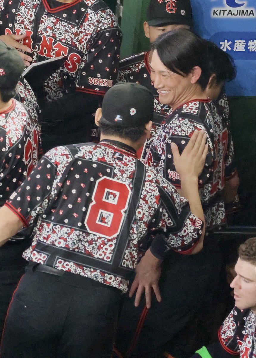 kiki1236coco's tweet photo. 8に労われてる時、22はいつもうれしそうで良き
2026.8.1  9回表終了
#GIANTS
#読売ジャイアンツ
#丸佳浩
#小林誠司 https://t.co/uBgzqdEttW