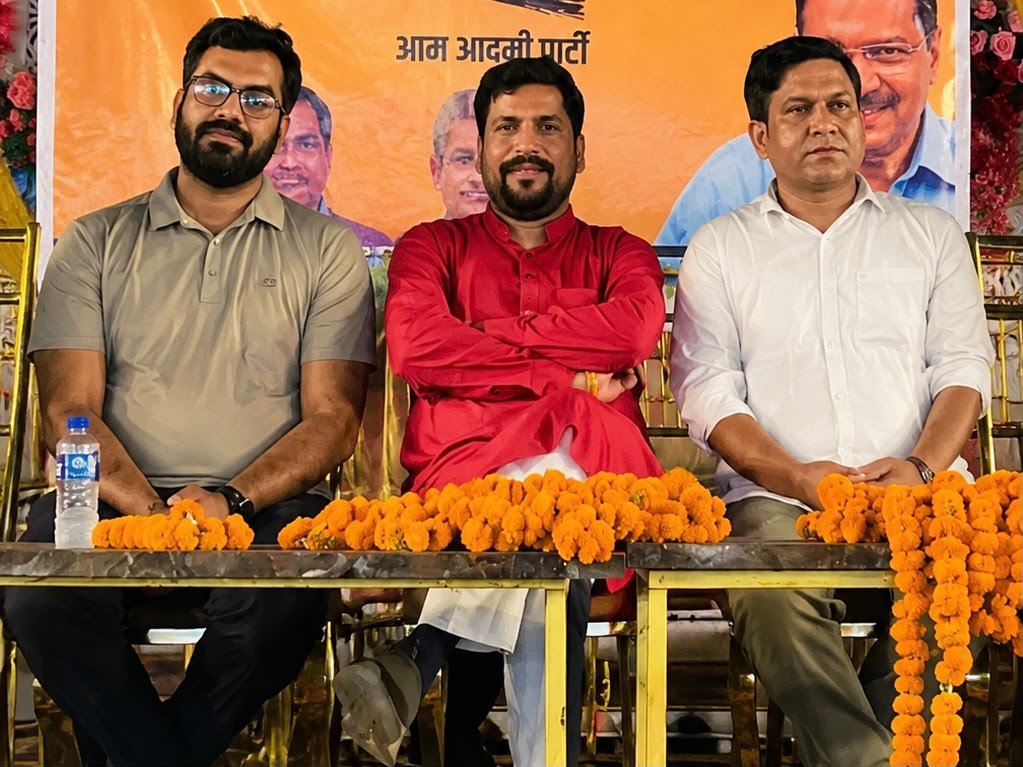 AAPGauravSingh's tweet photo. कर्मठ, जनप्रिय एवं ऊर्जावान विधायक श्री @Sanjeev_aap भैया जी को जन्मदिन की अनंत शुभकामनाएं! 🎉🎈

जनता के सर्वांगीण विकास और सेवा के लिए आपका समर्पण हम सभी के लिए प्रेरणादायक है। ईश्वर आपको सदैव स्वस्थ और दीर्घायु रखे।

💐 जन्मदिन मुबारक हो भैया! 💐 https://t.co/0d4PH30o9u