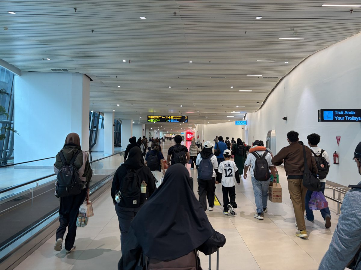 team_stroganoff's tweet photo. インドネシアのジャカルタに到着。

いつものように、何も調べずに突撃。ジャカルタって何があるの？

お腹が空いたので、とりあえず店でおすすめを頼んだら、ミーアヤムというのが出てきた。 https://t.co/OBTa4LiD0t