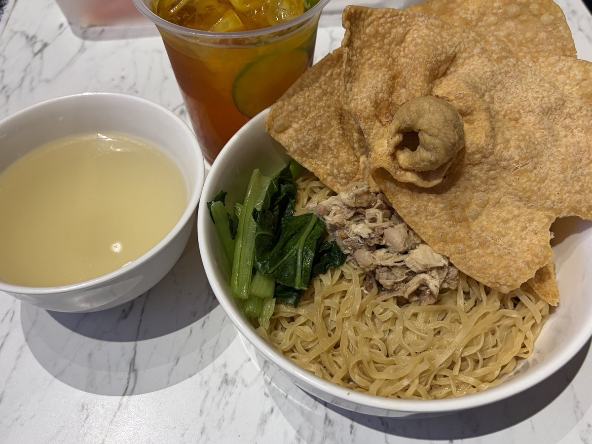 team_stroganoff's tweet photo. インドネシアのジャカルタに到着。

いつものように、何も調べずに突撃。ジャカルタって何があるの？

お腹が空いたので、とりあえず店でおすすめを頼んだら、ミーアヤムというのが出てきた。 https://t.co/OBTa4LiD0t