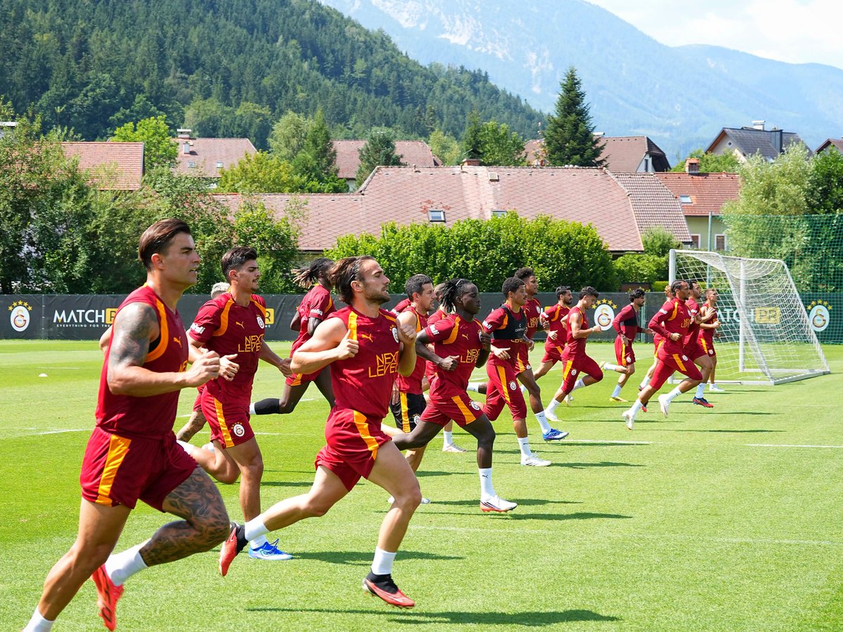 harunn_GS's tweet photo. 13 gün sonra Lig başlıyor @GalatasaraySK transferler nerede. Geçen seneden beri bas bas bağırıyoruz takımın komple yenilenmesi gerekiyor doymuş oyuncular var diye. siz ısrarla biz daha iyisini biliriz havasındasınız devam edin böyle. 💛❤️ https://t.co/zQXaiyCN3O