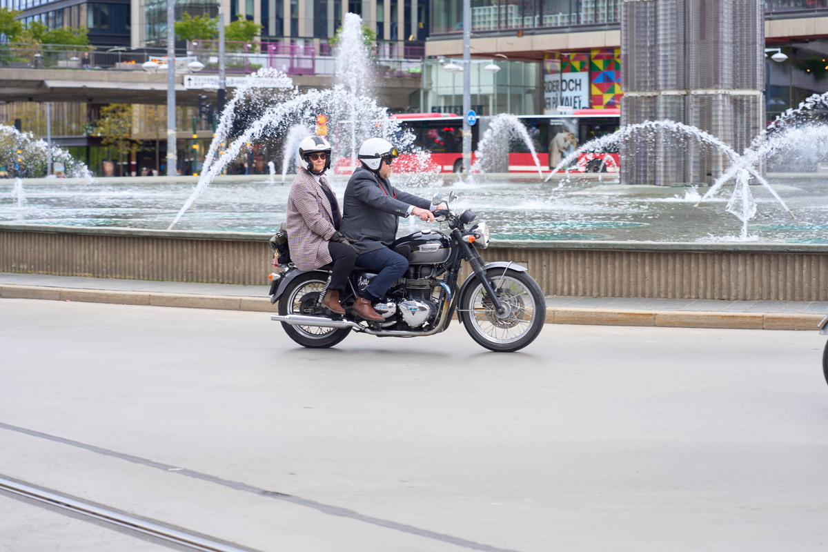 gentlemansride's tweet photo. Styled up for a great cause in the Swedish capital: this dapper duo enjoyed the DGR together, doubling up on style points.

🌎 Sweden Stockholm 
📸 @recessphoto

#GentlemansRide #Movember #RideDapper #MensHealth https://t.co/9OqrksnOqo