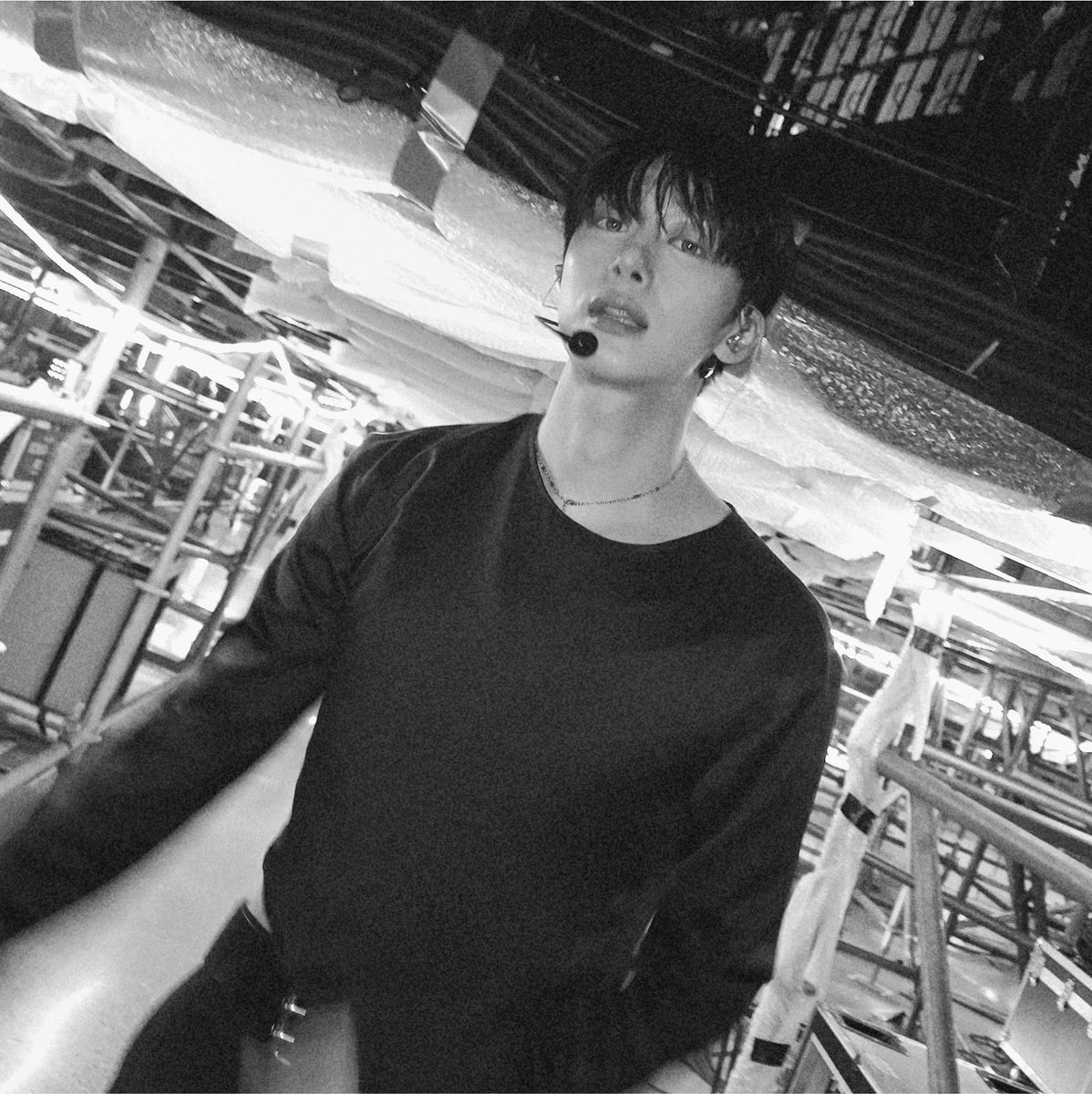 hyungwonspace's tweet photo. the legendary “no air” hyungwon look #형원 https://t.co/8nWRuXpqnU