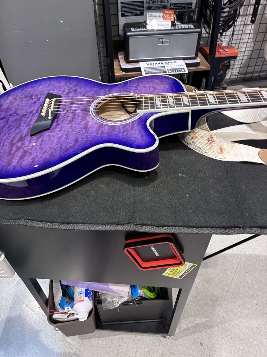 casnokotui's tweet photo. 楽器屋で僕の新たなる神具
Custom Violet with Avalon
「アヴァロン」の初期チェック
アヴァロンを弾き込む前に
まず状態を把握した🐼
僕は機材に関してこーゆうとこ昔から
テキトーなふりして真面目なのだ https://t.co/FzowzWMsoN