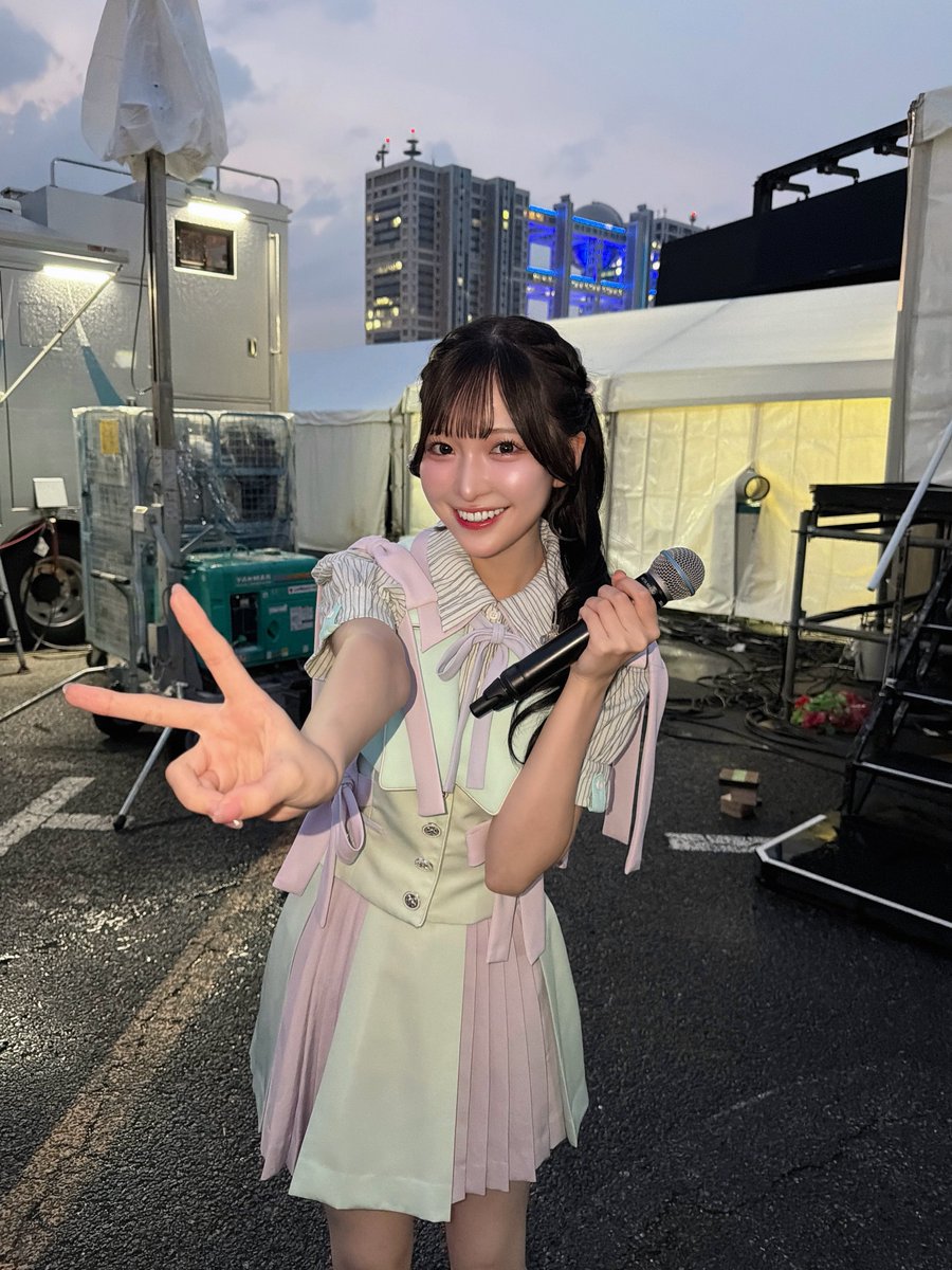 yamada_momoka__'s tweet photo. #TIF2026 ありがとうございました🔥✨️
雨も吹き飛ばしちゃうくらい
最高なアチアチ空間でした！！！

みんなのコールがとっても嬉しかった💭
ももかわいいもたくさん！ありがとう🍑
ノンフィクションも初披露も楽しかった！

ステージ前➞後のやまももです⸝⸝ᴖ ·̫ ᴖ⸝⸝ 
#ニアジョイ https://t.co/iknn483y03