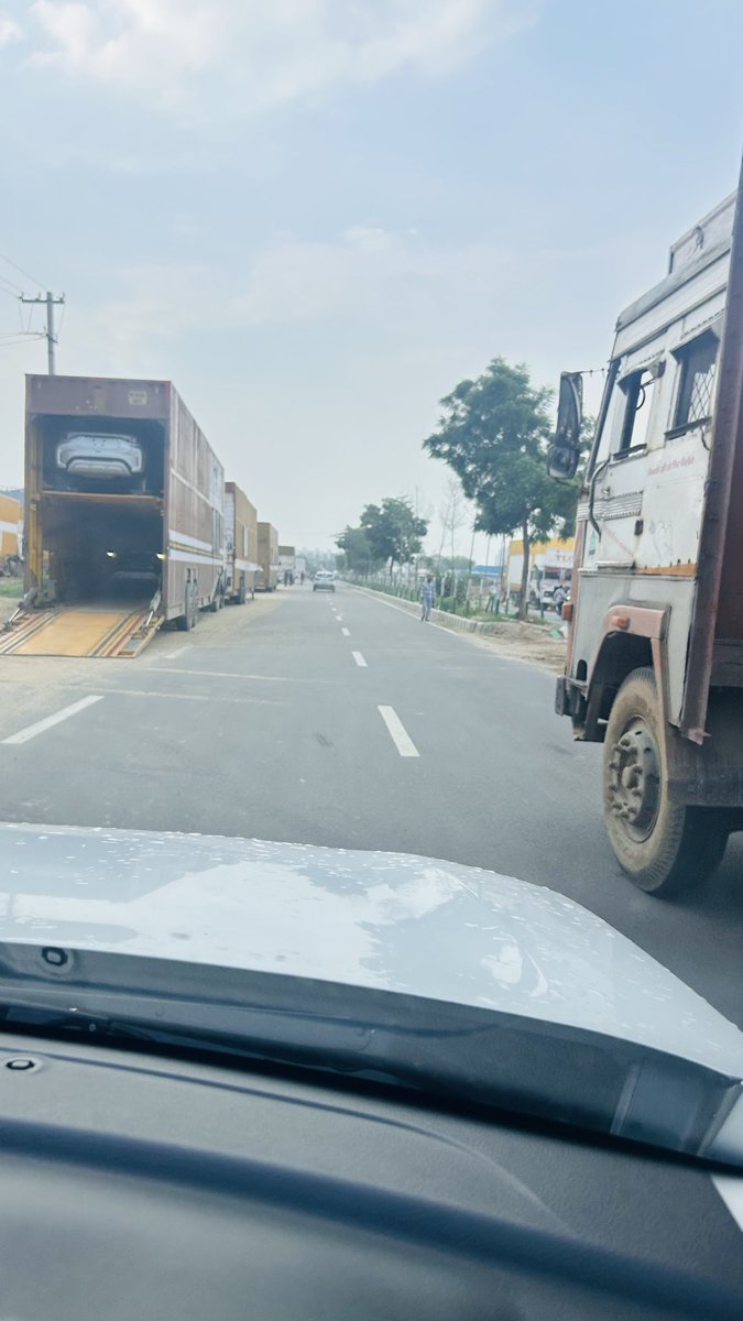 SatishMalra's tweet photo. @MunCorpGurugram @TrafficGGM @cmohry @TrafficGGM @DC_Gurugram @MCM @roadsafetymedia द्वारका एक्सप्रेसवे से मानेसर को जाने वाली सड़क पर दोनों तरफ अवध ट्रक खड़े रहते हैं, जिससे एक्सीडेंट का खतरा तथा सुबह-शाम जाम लगता है। मानेसर पुलिस से निवेदन है। इस पर कार्रवाई करें। दुसरी बार सुचित कर रहा हूँ । https://t.co/B0PSF3YNAg