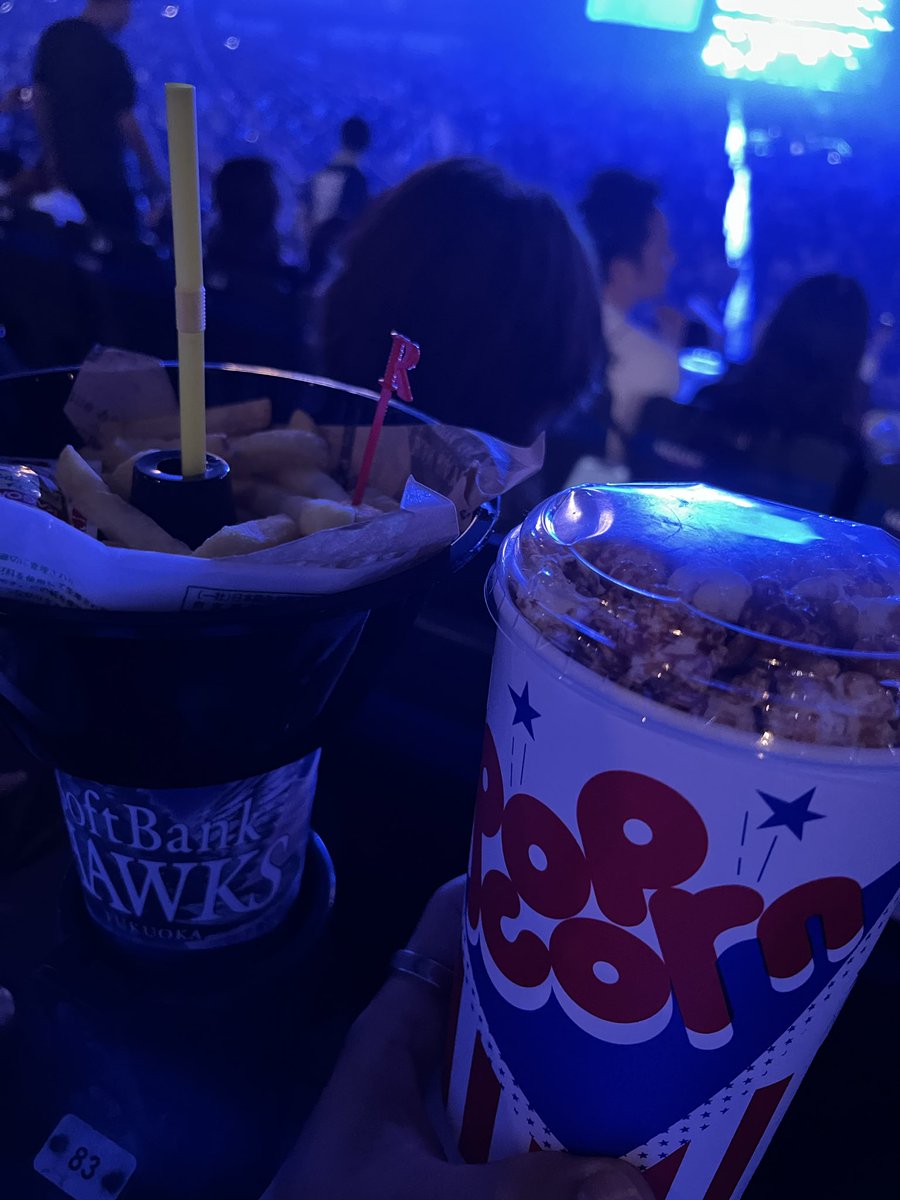 LL07888177's tweet photo. 映画感覚で生ライブ贅沢すぎた https://t.co/jhCBv4JRtd