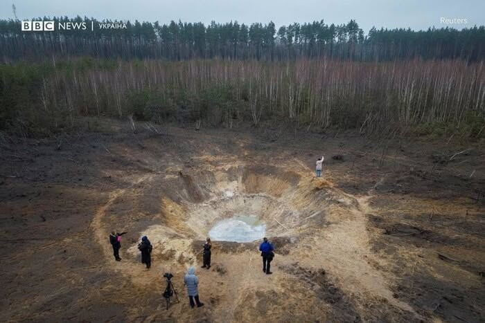 MichaFiszer's tweet photo. Powiedzcie mi, skąd u nas tylu znafcuf?

Powszechne pytania: gdzie szczątki rakiety, wyparowały?

Nie, nie wyparowały. Jak rakieta o energii kinetycznej 23,5 megadżuli (mówiąc po ludzku - pierdylnie w ziemię z siłą 23 500 ton) gdyby przyjąć 500 km/h uderzy tak plus minus pionowo w ziemię uprawną, pulchną, to zostanie na powierzchni, czy może się ciut wbije pod ziemię?

Pomyślmy... Jakieś marne 23 500 ton, przecież to pestka, tyle to Budzian na klatę weźmie i nawet nie poczuje, prawda?

Dobra, no wjedzie w ziemię jak cholera. Nawet na kilka  ładnych metrów.  18 lutego 1984 r., w okolicach Mińska Mazowieckiego rozbił się MiG-21PF. Samolot uderzył w ziemię pod kątem około 85 stopni (niemal prostopadle) z ogromną prędkością (1,6 Ma). Maszyna wtopiła się głęboko w grunt. Ze względu na siłę uderzenia i głębokość penetracji, części samolotu pozostały w ziemi, a mniejsze fragmenty do dziś bywają znajdowane przez lokalnych rolników i składane przy upamiętniającym to miejsce kamieniu z tablicą. Ocenia się, że silnik samolotu wbił się w ziemię nawet na około 12 m. Dlatego uznano koszt odkopania za zbyt duży (kopalnia odkrywkowa). 12 m to cztery piętra w dół...

W naszym przypadku pocisk mógł "wjechać" na 2-4 m w ziemię, piszę na podstawie doświadczeń ze zrzucanych bomb i kraterów na poligonie. I wiecie co się dzieje? Wybucha głowica, tak ze 3 m pod ziemią. Ktoś zaprotestuje, ale pocisk Ch-101 ma długość 7,45 m, to by wystawał! Nie moi drodzy, to nie tak. Samolot/pocisk nie wbija się w ziemię jak T-38 na Hot Shocie: diiinnnngggg! W momencie trzaśnięcia z siłą owych 23 500 ton rozkłada się na czynniki pierwsze w ułamku sekundy, najgłębiej zwykle leci silnik, bo jest ciężki i ma mocną konstrukcję. Resztka szczątków w postaci drobnych wiórków wbija się płyciej, albo leży nawet na powierzchni leja.

I w tym momencie pierdut! Wybucha wbita w ziemię głowica. Jest w grubej mocnej osłonie by wymusić fragmentację odłamków, dlatego weszła zaraz za silnikiem. Tony ziemi znajdujące się wyżej wylatują w górę. Część rozsypuje się przemieszana z drobnymi szczątkami w promieniu tych 200 m. Ale część leci do góry i spada, zasypując sobą te szczątki, co leżały i ewentualne opalenia. Wzruszona ziemia rozstępuje się nieco, tworząc niewielki nasypik na około leja.

Pytacie gdzie są szczątki? No to weźcie szpadel i kopcie. Kopcie, kopcie, a po kolei wszystko znajdziecie. w drobnych kawałkach, ale pędnia silnika ma szansę być cała, z wałem, tarczami sprężarki i turbiny, z pourywanymi łopatkami, z rozprutą komorą spalania i rozerwaną na kawałki osłoną. Zobaczycie, założę się, że ludzie jeszcze długo będą na tym polu znajdować drobne szczątki rozpieprzonego w drobny mak pocisku. Może nawet zacznie się handel w sieci i się okaże, że z czasem sprzeda się jakieś 50 ton "szczątków ruskiego pocisku" Lol!

A na zdjęciu lej po Ch-101 na Ukrainie. Jak widzicie, także i tu szczątki wyparowały... Takich zdjęć jest bardzo wiele.
Fot. BBC Ukraine, SZ Ukrainy

Jeśli chcecie, żebym poświęcał swój czas na te wpisy, jeśli w ogóle chcecie je czytać, to poproszę o kawkę. To tylko kilka złotych, a mnie rekompensuje włożony w tę pracę czas.  https://t.co/pPHnCSlfpS