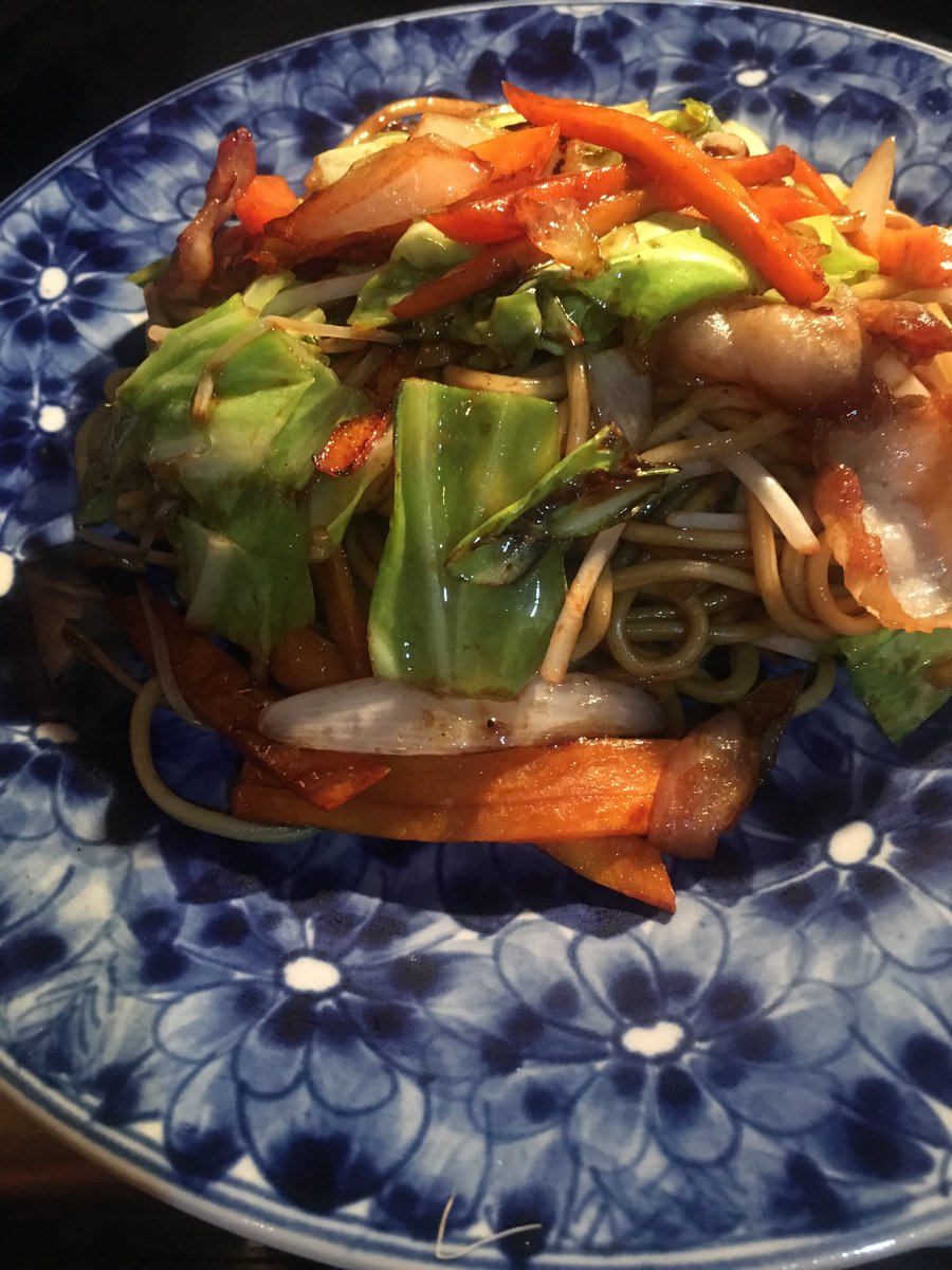 kamonjazz's tweet photo. #焼きそばは、ラーメン麺を使ってますのでつるつると食べてもらってます
#スナップエンドウしめじ合え
#水茄子浅漬け
#お盆休みのお知らせ
8/10(月)から14(金)となります https://t.co/QfNw1E60cE