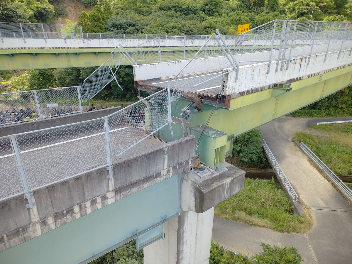 iHighwayKyushu's tweet photo. 【NEXCO西日本】令和8年熊本地震により、南九州道 八代JCT～八代南IC間に位置する妙見第一橋で橋脚や橋桁が大きくずれ、大きな段差が発生しています。
これまでの大規模地震の経験を踏まえた落橋防止システムにより橋桁の落下を防ぐことができました。
復旧には時間を要する見込みです。 https://t.co/AAV4UluUlo