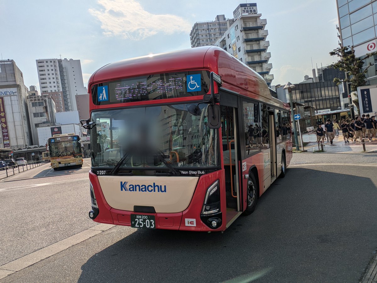 odakyu_kanachu's tweet photo. 2026.8.1　神奈川中央交通　平塚営業所　ひ207号車　ZAC-LV828L1
207号車は去年、初めて神奈中に導入されたエルガEVです😄
今日は平11 ららぽーと湘南平塚循環に就いていました。エルガEVは神奈中ではまだ、貴重な存在ですね😊
走行音が静かでとても快適でした。
今後はどのくらい増えるのでしょうか🤔 https://t.co/U1ml0bR6QM
