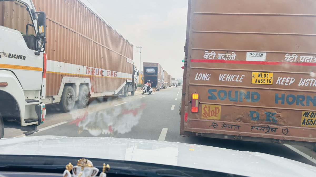 SatishMalra's tweet photo. @TheGurugramNews @TrafficGGM @cmohry @TrafficGGM @DC_Gurugram @MCM @roadsafetymedia द्वारका एक्सप्रेसवे से मानेसर को जाने वाली सड़क पर दोनों तरफ अवध ट्रक खड़े रहते हैं, जिससे एक्सीडेंट का खतरा तथा सुबह-शाम जाम लगता है। मानेसर पुलिस से निवेदन है। इस पर कार्रवाई करें। दुसरी बार सुचित कर रहा हूँ । https://t.co/ksX1eun148