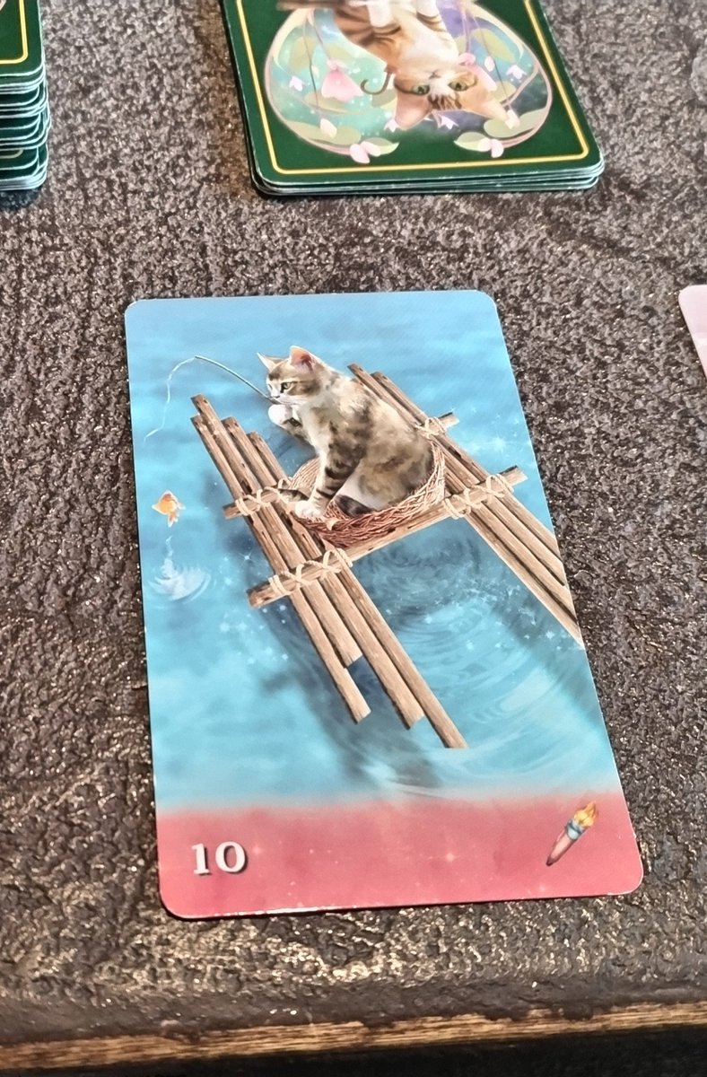 tarot_trying's tweet photo. カフェタローでお借りしたハッピーニャンズタロットのワンド10、じわじわ効いてきた。
ウェイトスミス版のワンド10は「人生は重き荷を背負いて長き道を行くが如し」って言葉を思い出す。　
戦士のような男性が背負っている棒は、武器にしろ防具にしろ重くのしかかって見えてシンドイ気持ちになる。 https://t.co/NGIp1KOcOM