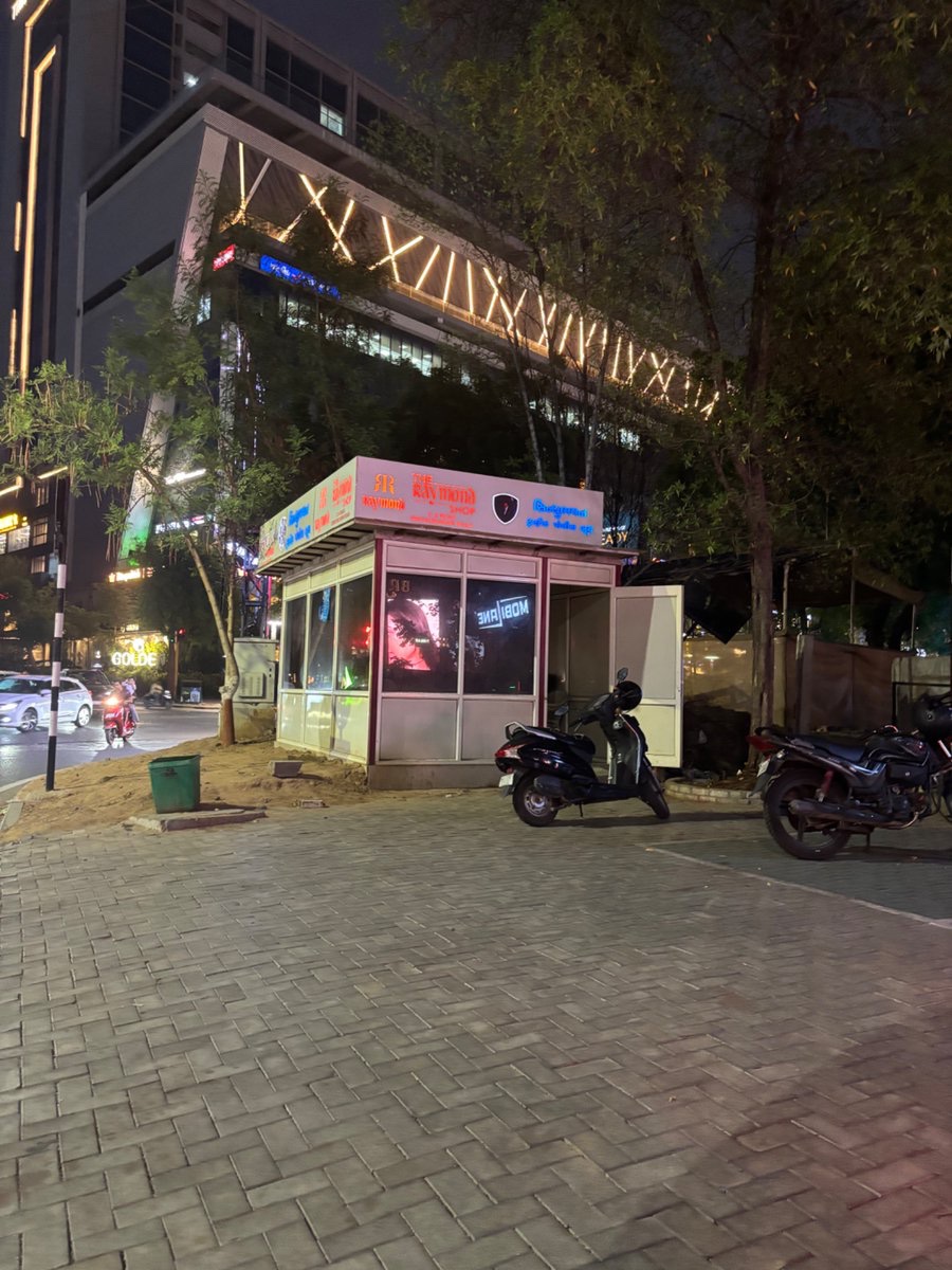 VivekGajj's tweet photo. People many time say what this Traffic police do well we may not understand that. Today I want to thank this officer yes.4 hours I was not having any bettery in my EV car and I had to Push the car till charging station near to Sindhubhuvan https://t.co/7bIxxFa05E