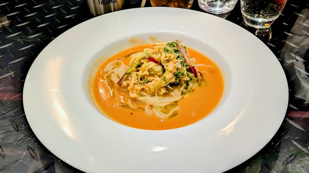 Mascara_condor's tweet photo. 八咫烏＠水道橋
革新の醤油
・ズワイガニの冷製ラーメン
・アグー豚と京鴨のチャーシュー皿
・和牛&amp;真っ赤卵とトリュフのご飯
・鶉の醤油ラーメン
・八咫烏CORE 日本酒飲み比べセット
10周年の最幸なコース㊗️ラーメンは勿論、たゆまぬ進化を感じる洗練された肉料理の美味しさにも感嘆✨️ https://t.co/YRlU8nMJxl