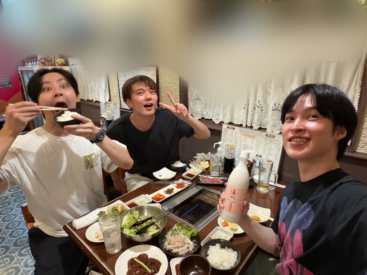 Sakamoto_Shogo's tweet photo. 牧島 輝LIVE2026 「ガッシュ」

ゲスト出演させて頂きました！

輝とハモったりできて楽しかったー！！
アコギ1本でのライブ、めっちゃいいですね！

ありがとうございました！

こないだ輝と大悟と焼肉行った時の写真も添えときます^ ^ https://t.co/YIHlP2FPDz