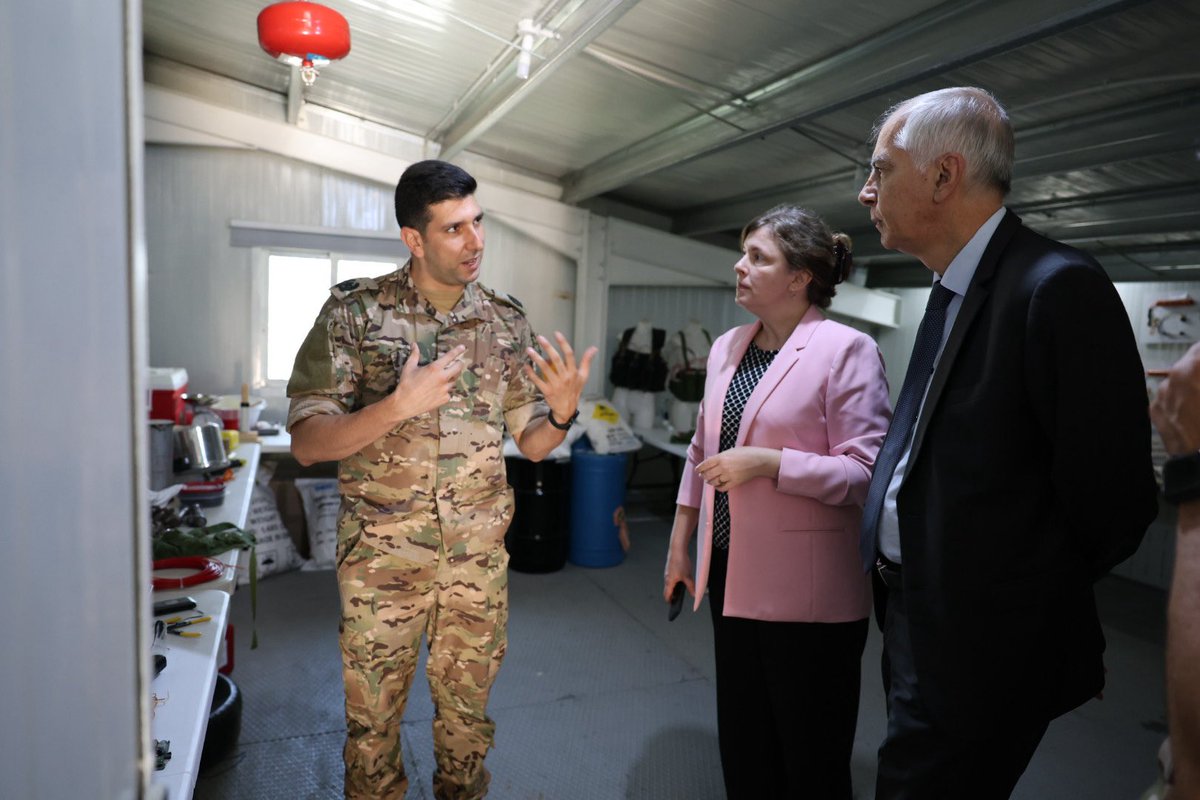 AmbaFranceLiban's tweet photo. La dissémination des munitions non-explosées représente un défi immense pour le relèvement du pays.

La dépollution est la condition sine qua non d’un retour sûr &amp; durable des populations. C’est aussi la 1e étape à la reconstruction &amp; à la reprise d’une vie économique. https://t.co/MBRL0S3A23