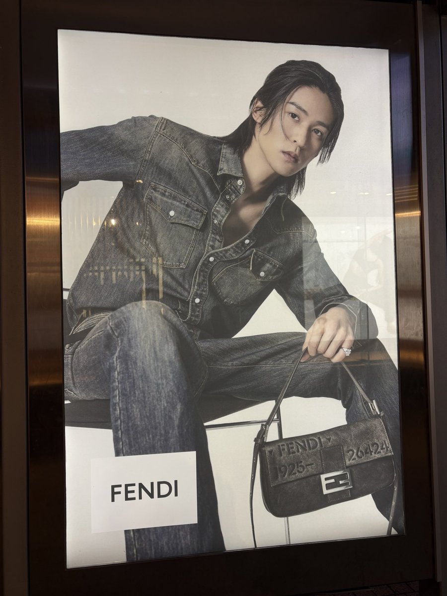 meme_snow1029's tweet photo. FENDI めめ🖤
「Baguette® (バゲット®)」グローバルキャンペーン OOH
📍目黒駅前バス停🚏
📍渋谷駅西口バス停🚏

目黒駅のモノクロの方は人通りも少なくて写真撮りやすかった🥰✨
めちゃめちゃかっこいい🥹🥹🖤
見に行ってよかった🫶🏻

#目黒蓮  #RenMeguro 
#FENDI #FendiFW26
#FendiAmbassador https://t.co/fhAar9E2YZ